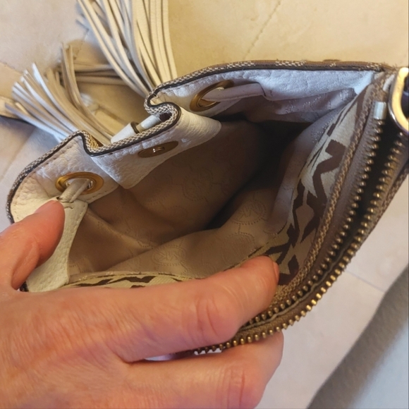 Michael Kors Camden Tassel Drawstring Crossbody Signature Jacquard Leath… - Picture 9 of 11
